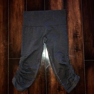 LULULEMON IN THE FLOW CROP... SZ 2